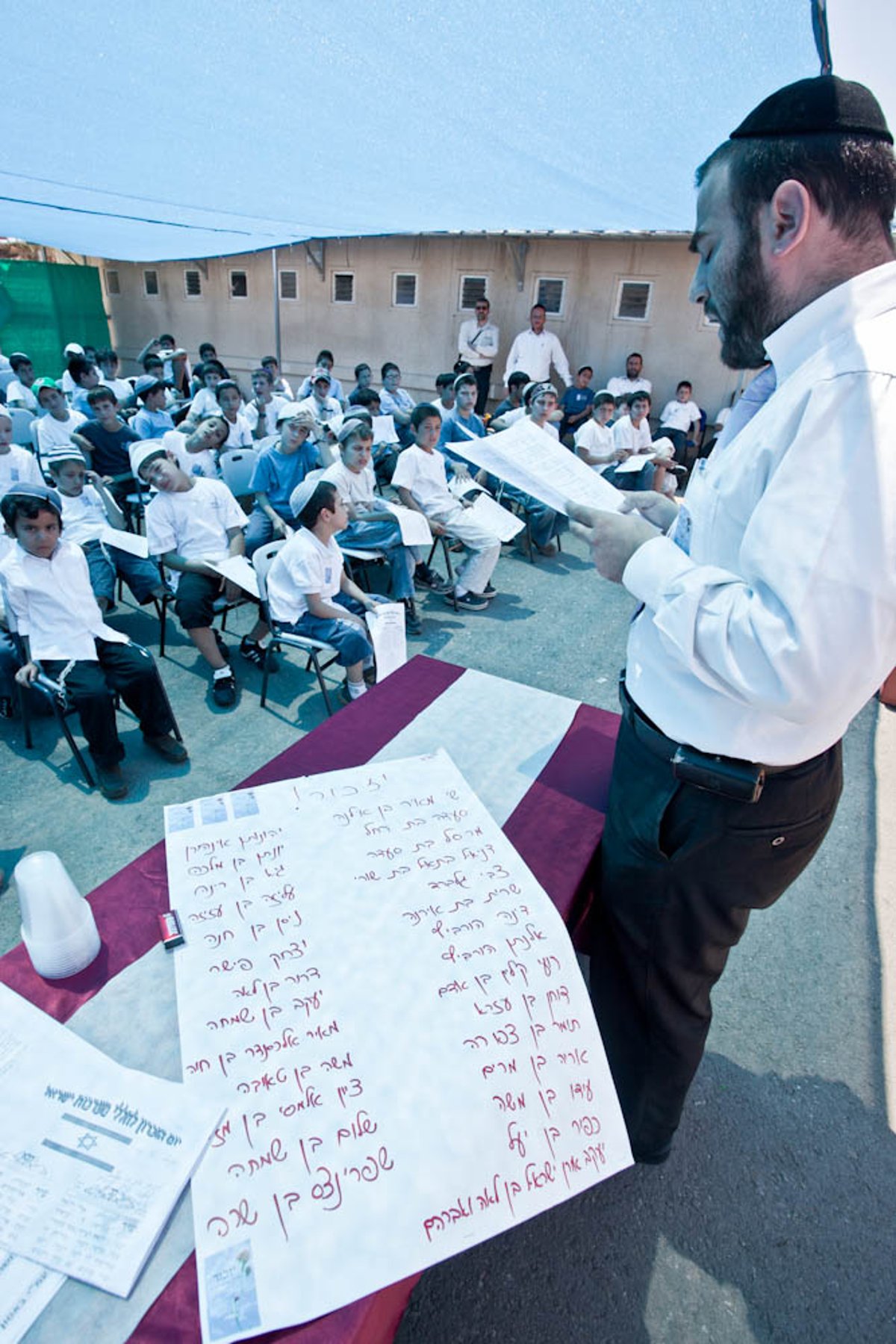 לראשונה: מוסד חרדי קיים טקס יום זיכרון בהשתתפות ההורים