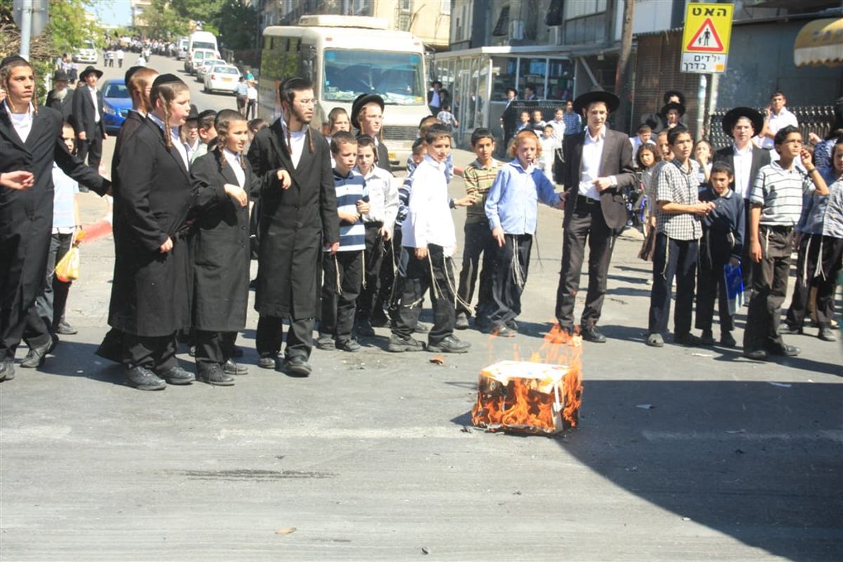 מופע יום העצמאות בבני-ברק: קיצונים השתוללו מול פוניבז´