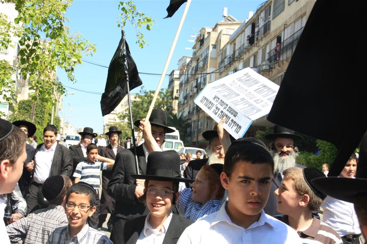 מופע יום העצמאות בבני-ברק: קיצונים השתוללו מול פוניבז´