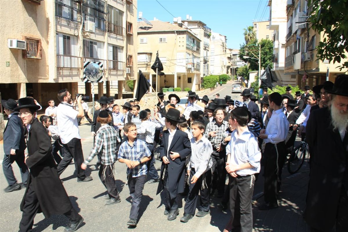 מופע יום העצמאות בבני-ברק: קיצונים השתוללו מול פוניבז´