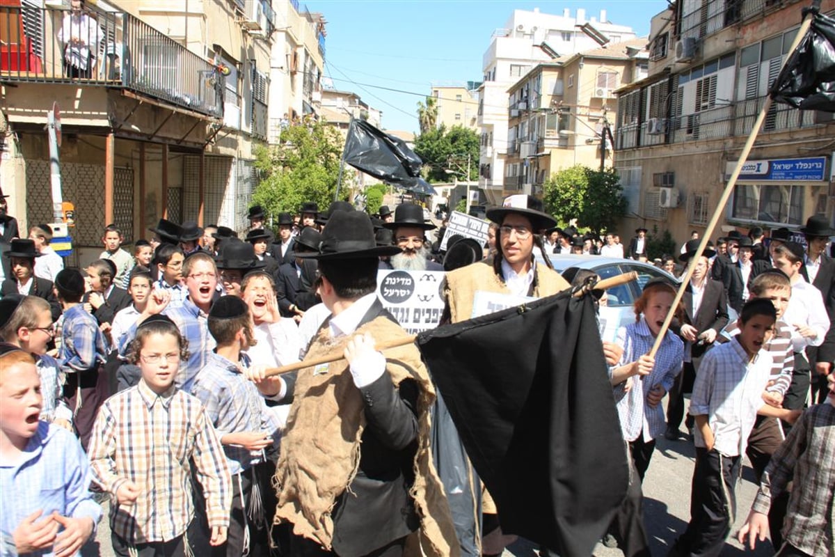 מופע יום העצמאות בבני-ברק: קיצונים השתוללו מול פוניבז´