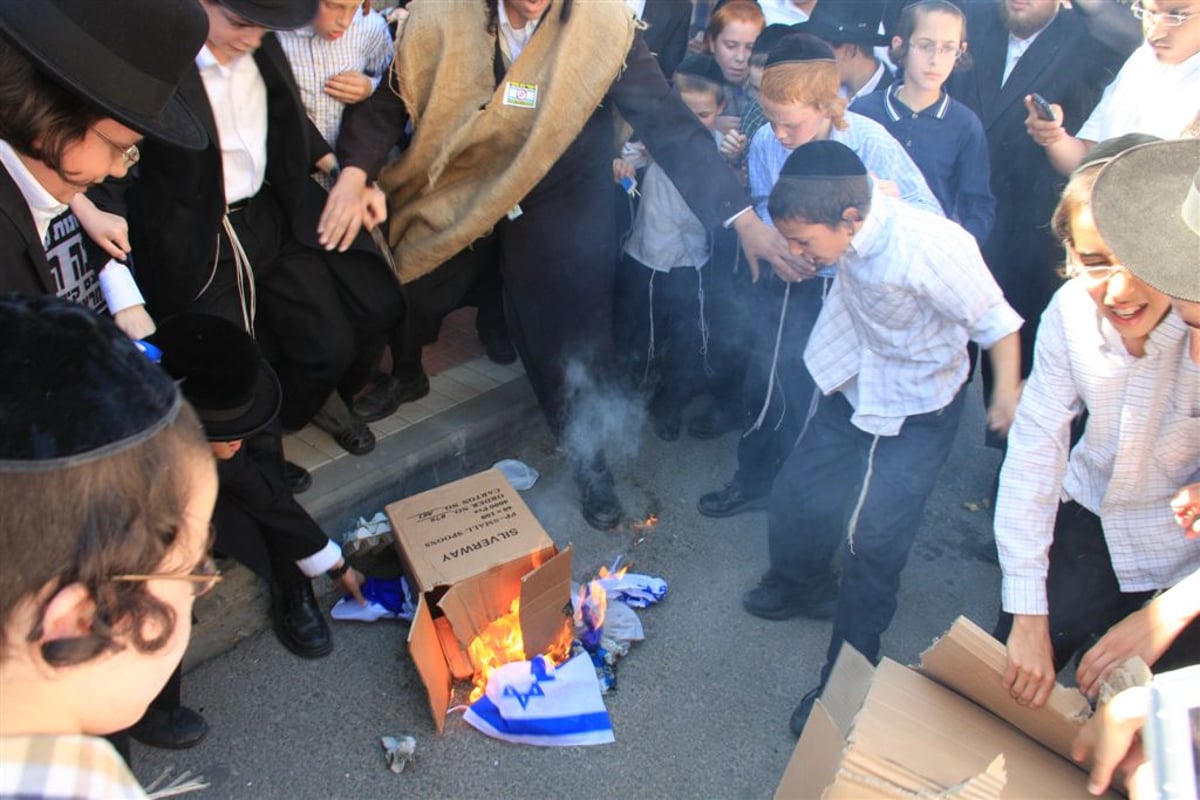 מופע יום העצמאות בבני-ברק: קיצונים השתוללו מול פוניבז´