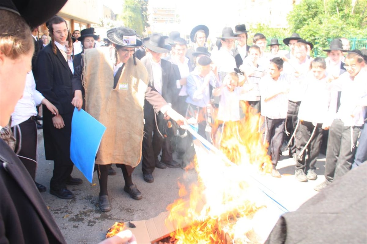 מופע יום העצמאות בבני-ברק: קיצונים השתוללו מול פוניבז´