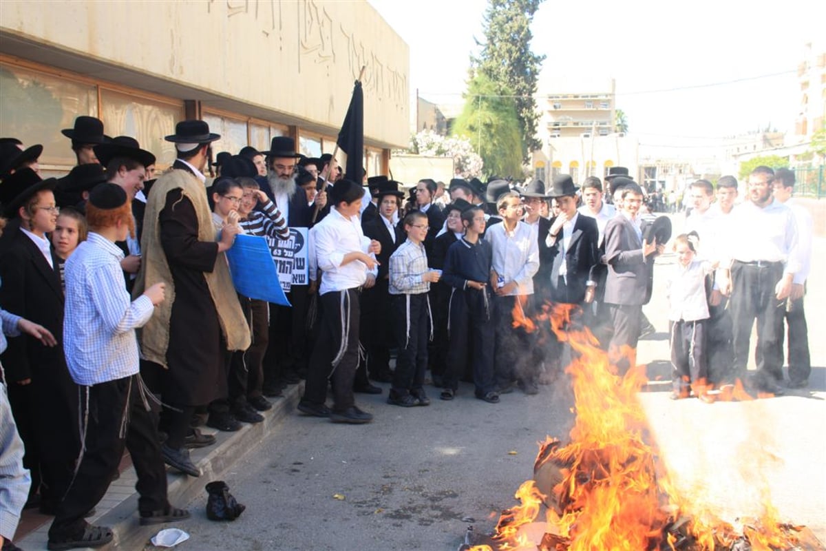 מופע יום העצמאות בבני-ברק: קיצונים השתוללו מול פוניבז´