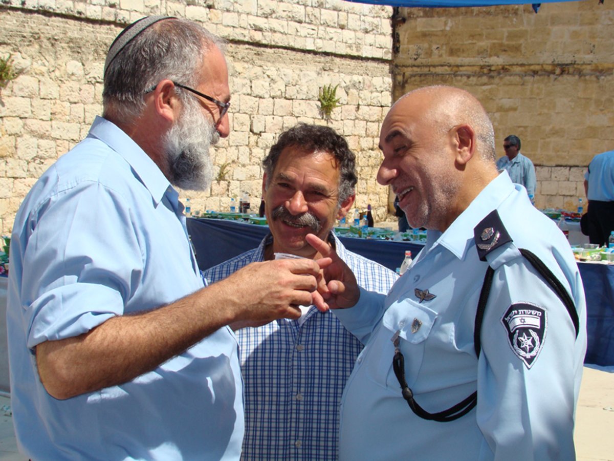 מבוכה: הרב הדרוש לחקירה התייצב באירוע של המשטרה