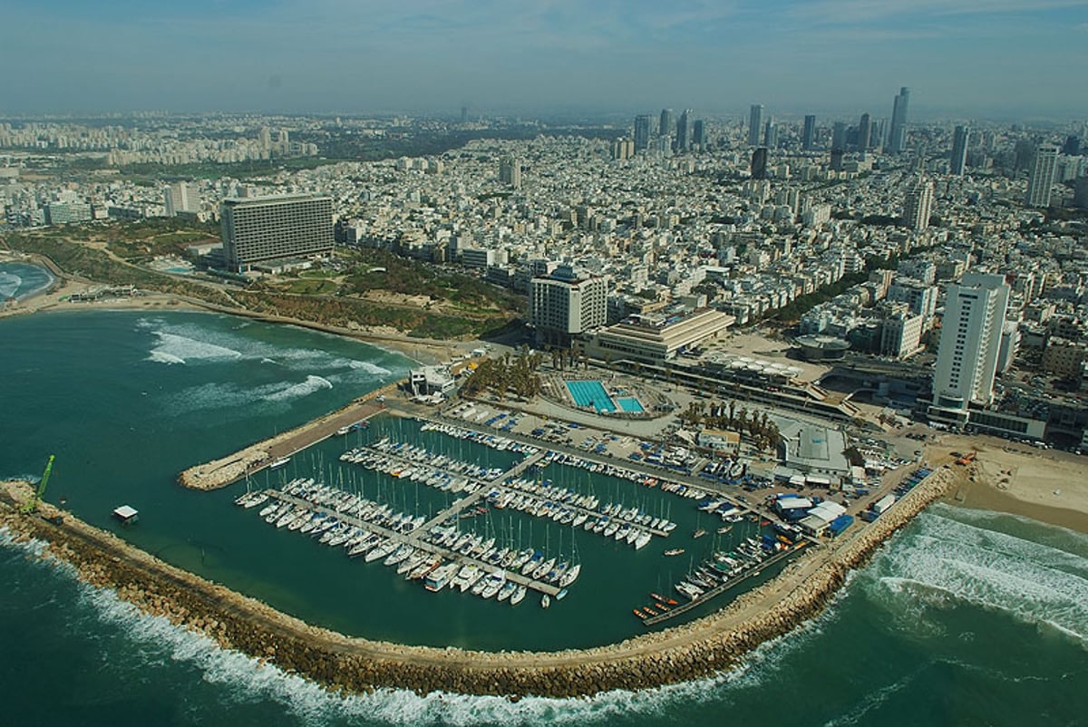 ברקע מלון הילטון תל אביב