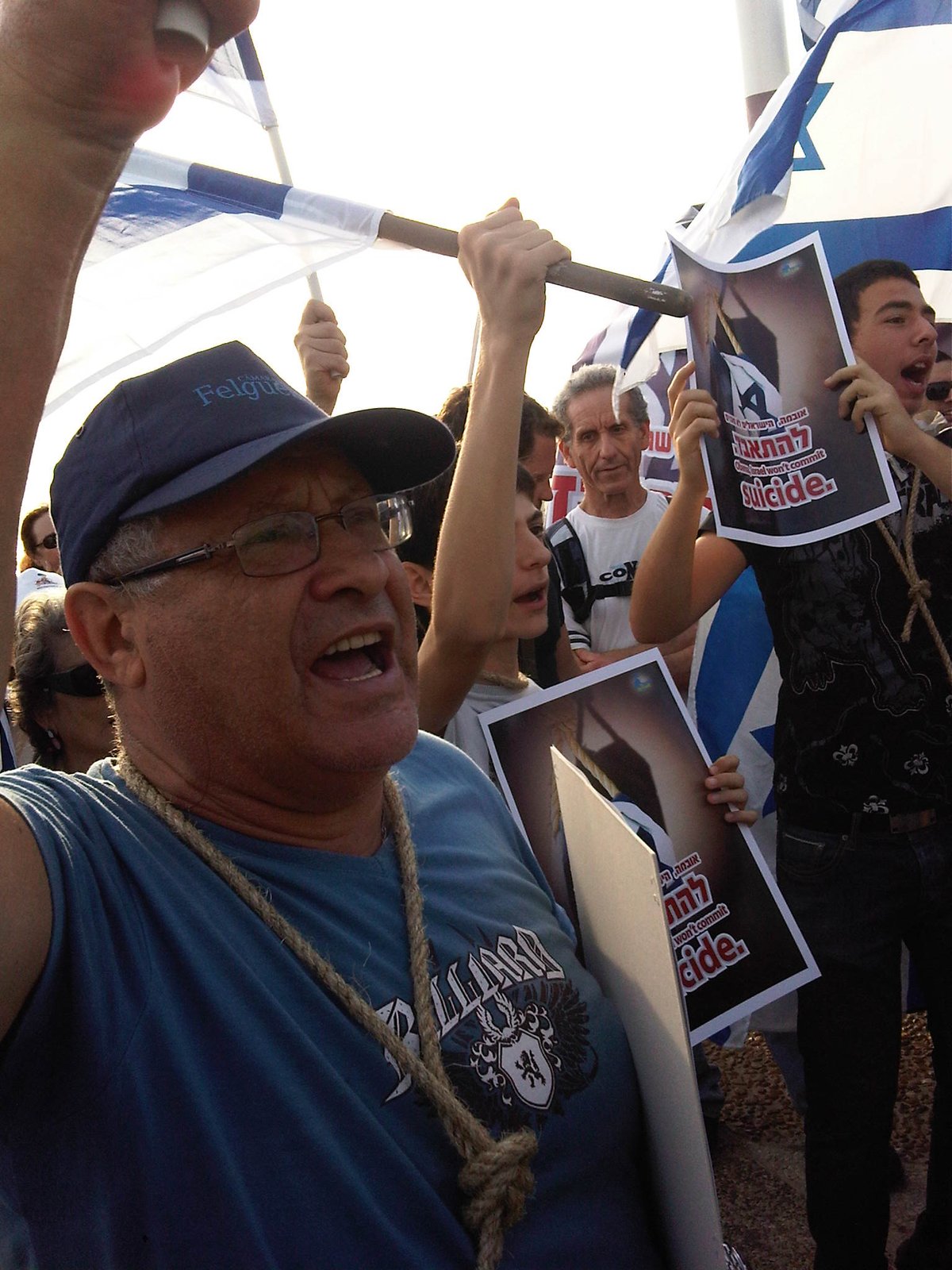 מאות הפגינו מול שגרירות ארה"ב עם חבלי תליה על הצוואר: "אובמה - לא מוכנים להתאבד"