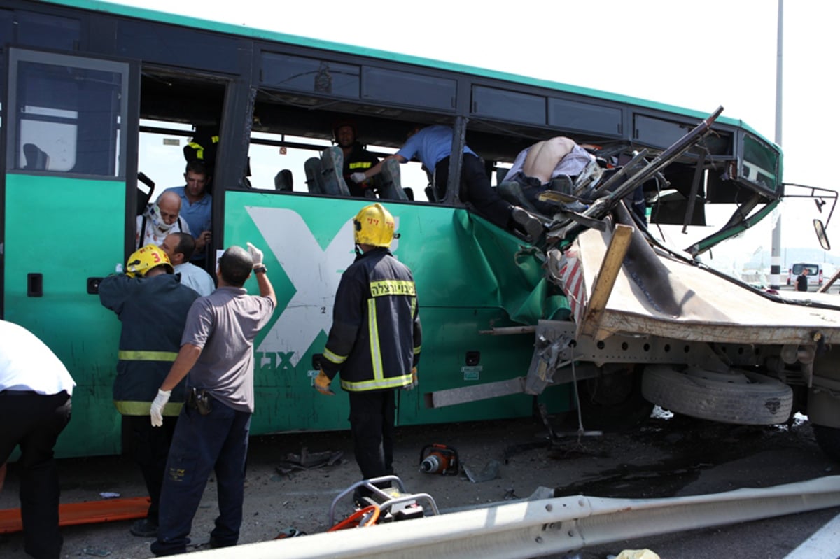 תיעוד מרגעי האימה: נוסעים מחולצים מהאוטובוס המרוסק