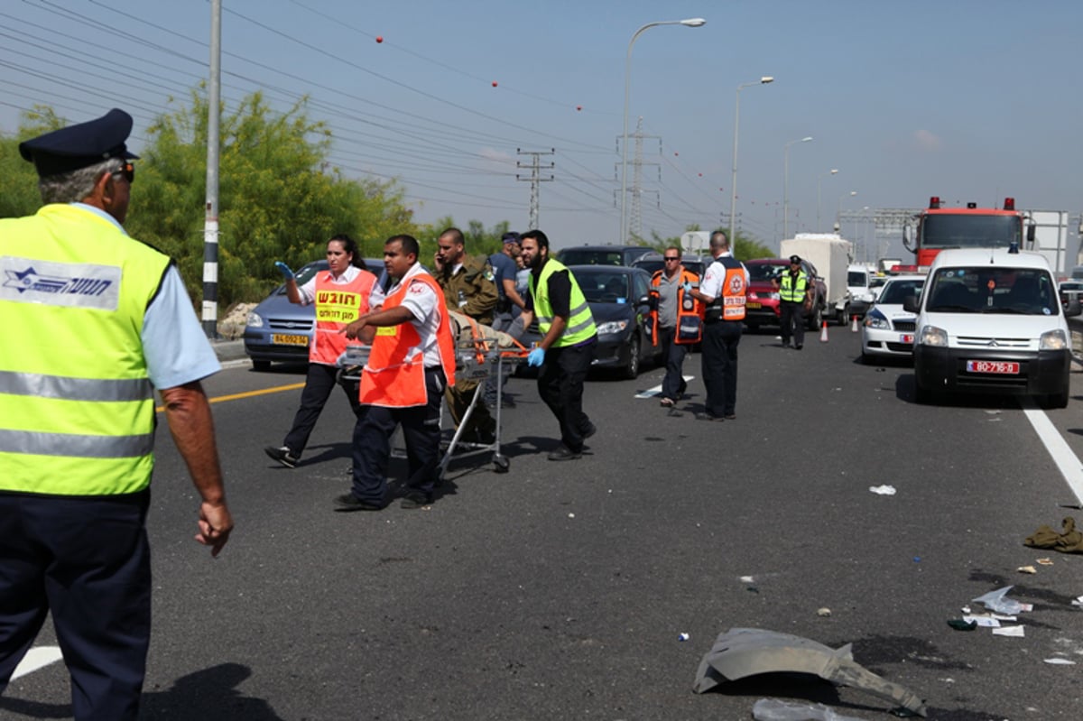 תיעוד מרגעי האימה: נוסעים מחולצים מהאוטובוס המרוסק