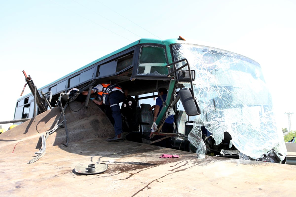 תיעוד מרגעי האימה: נוסעים מחולצים מהאוטובוס המרוסק