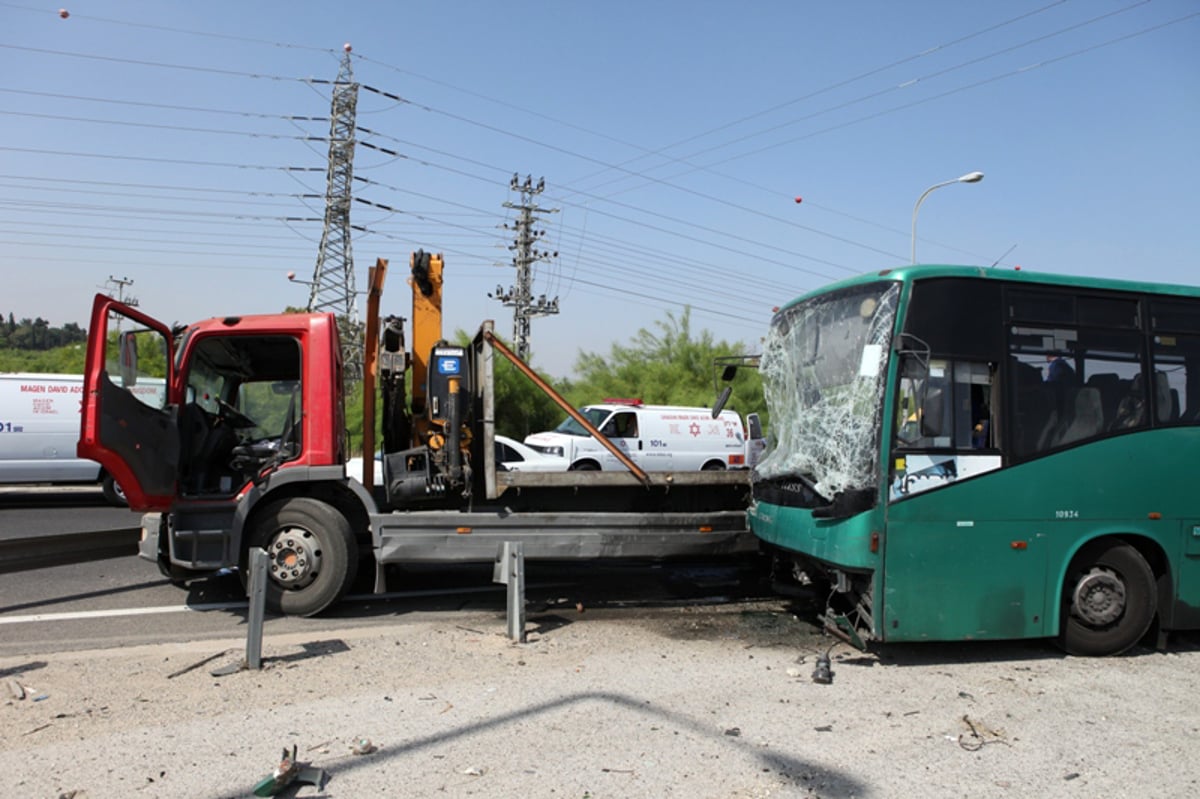 תיעוד מרגעי האימה: נוסעים מחולצים מהאוטובוס המרוסק