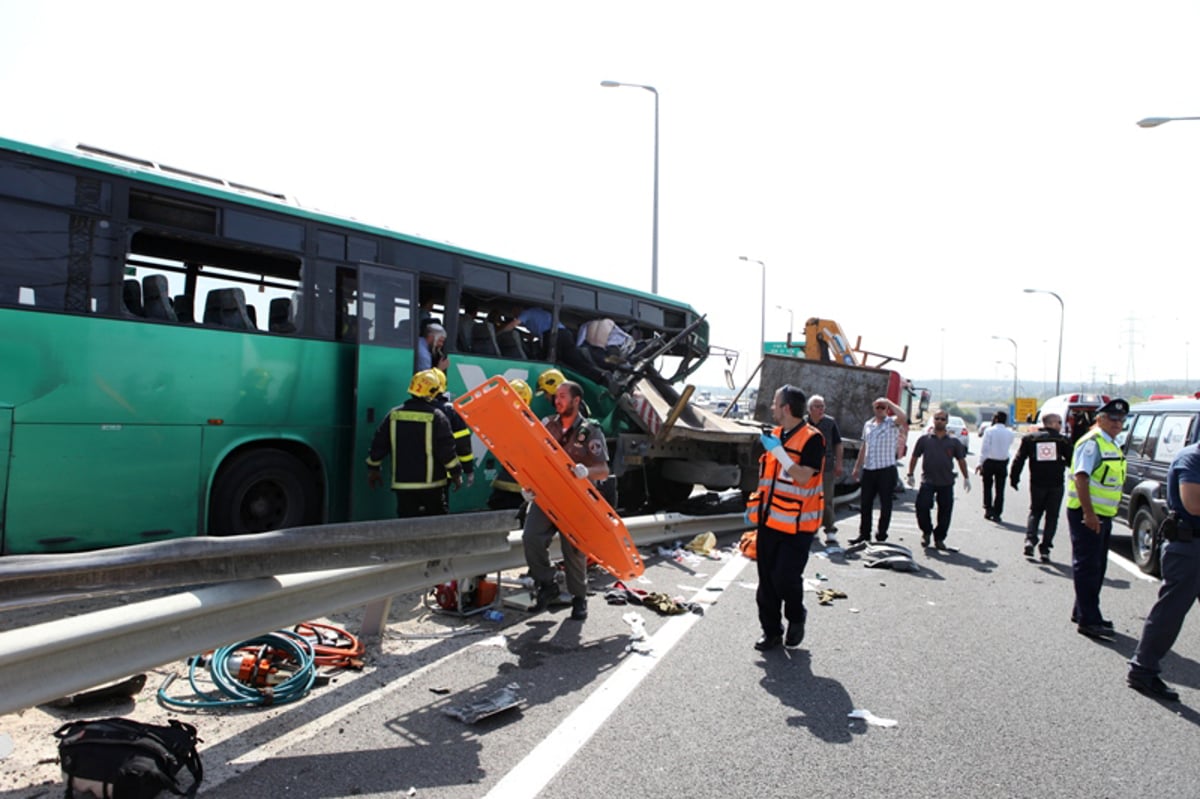 תיעוד מרגעי האימה: נוסעים מחולצים מהאוטובוס המרוסק