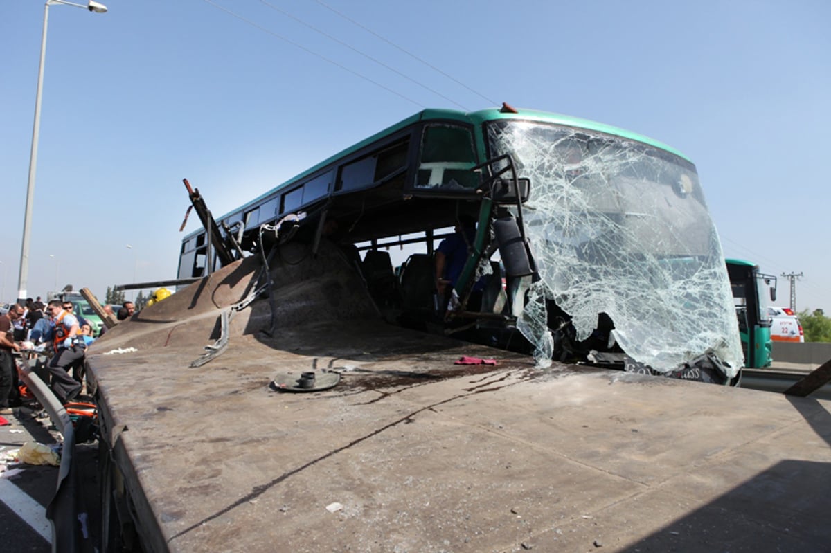 תיעוד מרגעי האימה: נוסעים מחולצים מהאוטובוס המרוסק