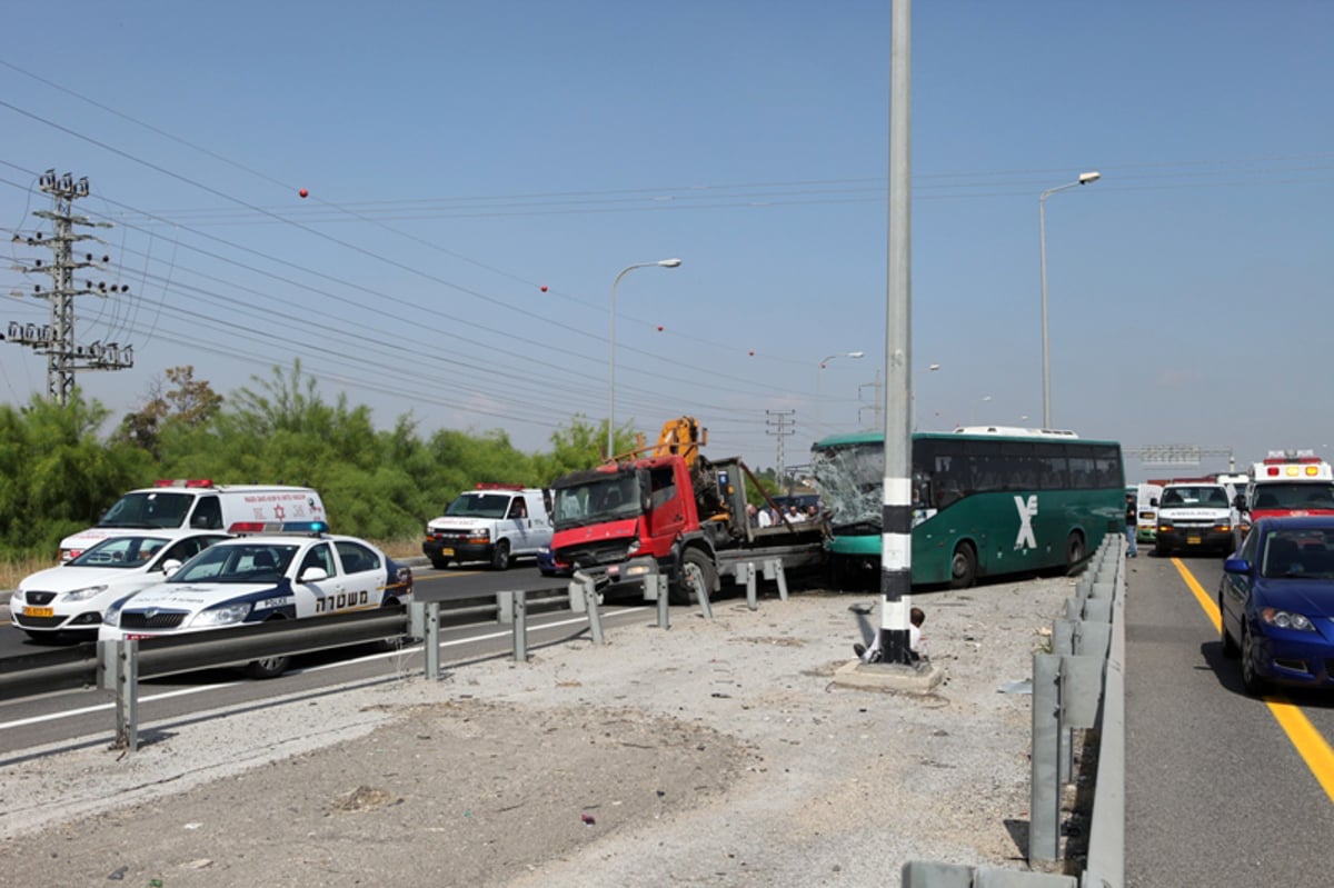 תיעוד מרגעי האימה: נוסעים מחולצים מהאוטובוס המרוסק