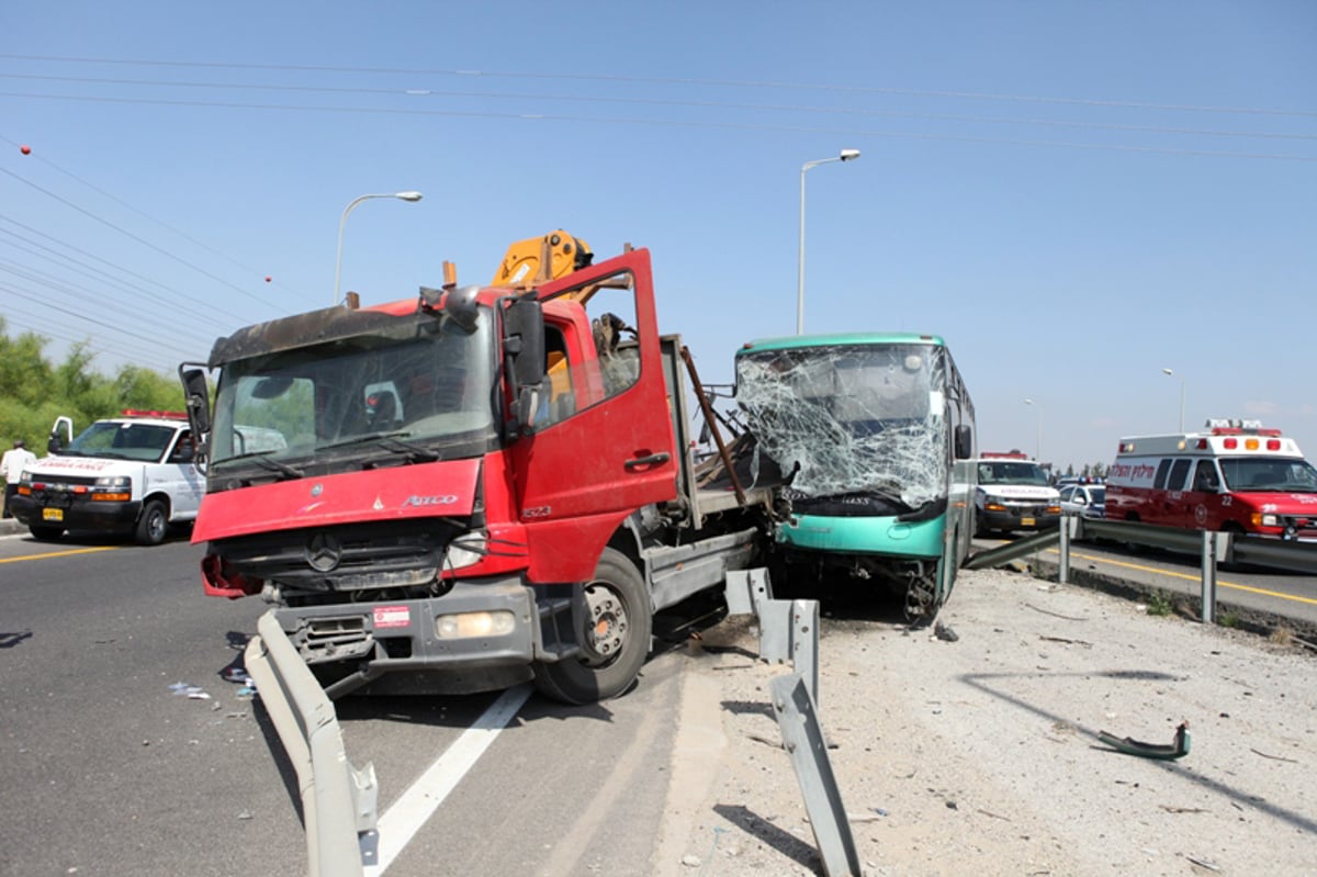 תיעוד מרגעי האימה: נוסעים מחולצים מהאוטובוס המרוסק