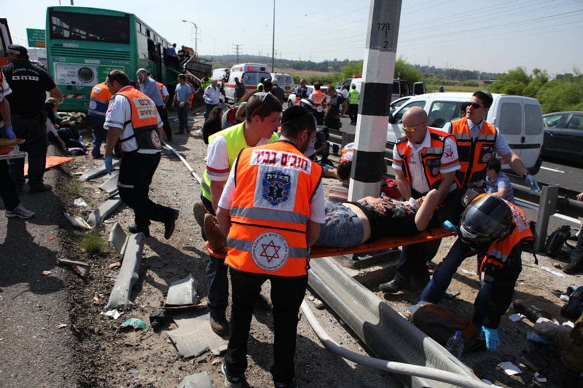 תיעוד מרגעי האימה: נוסעים מחולצים מהאוטובוס המרוסק