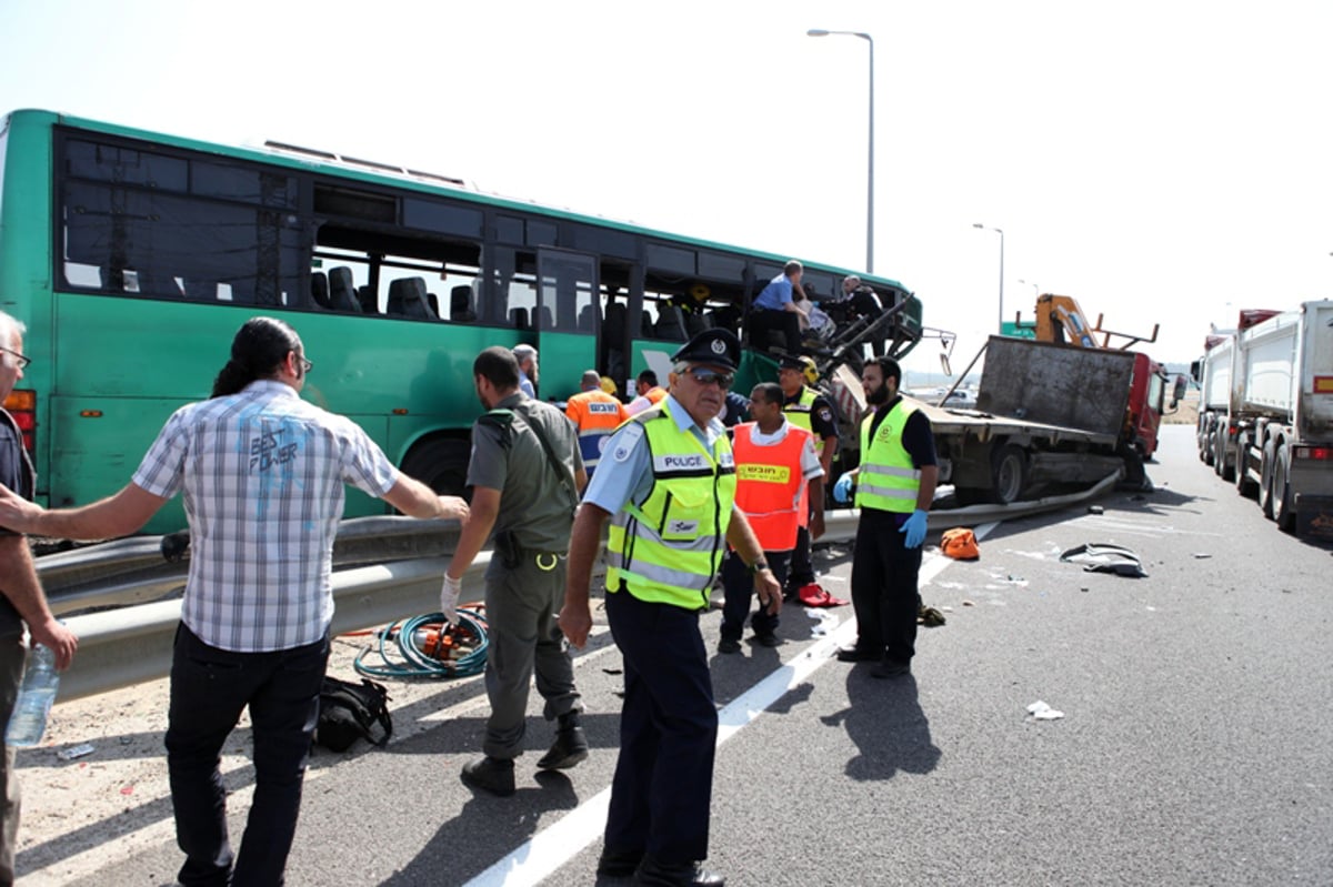 תיעוד מרגעי האימה: נוסעים מחולצים מהאוטובוס המרוסק