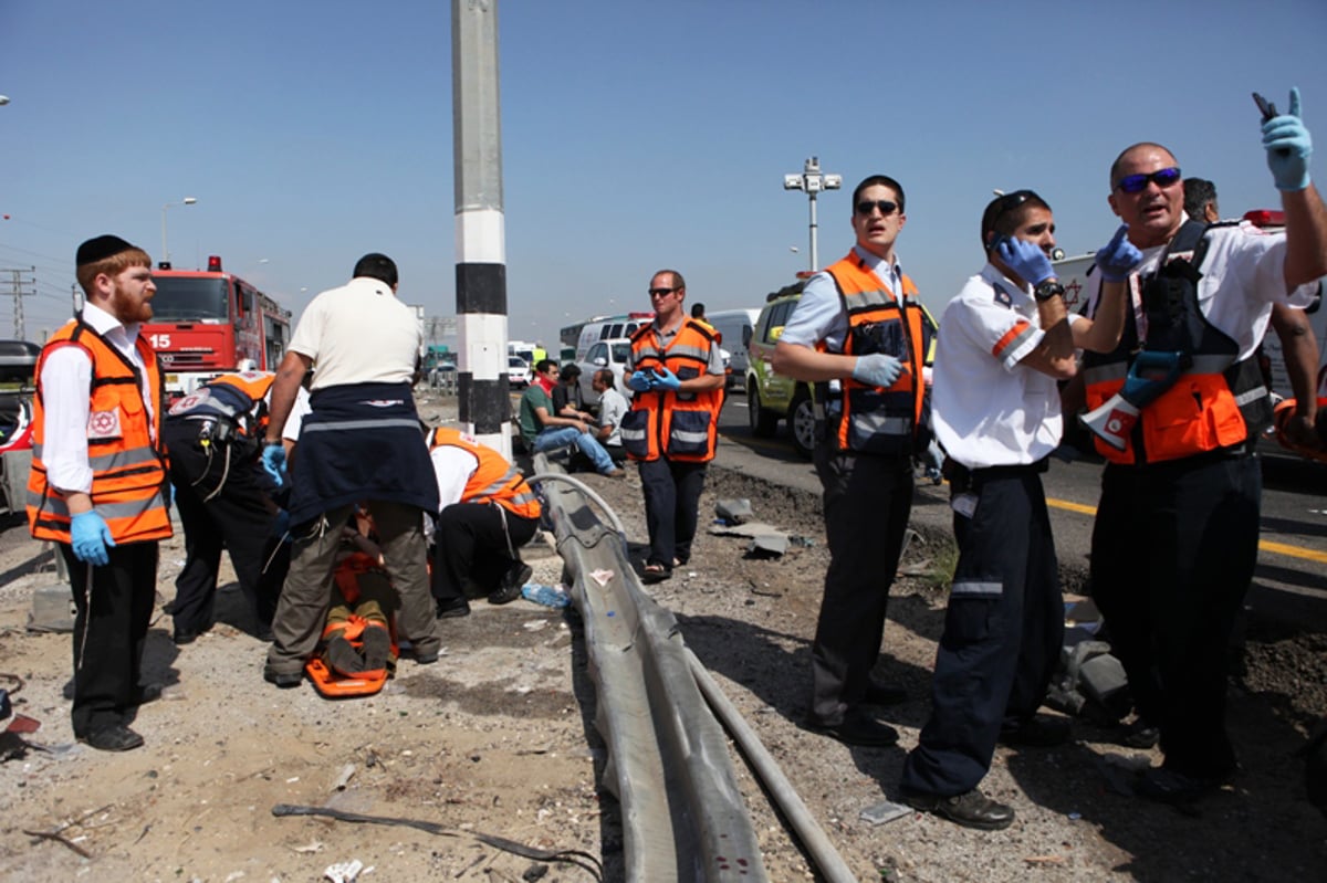 תיעוד מרגעי האימה: נוסעים מחולצים מהאוטובוס המרוסק