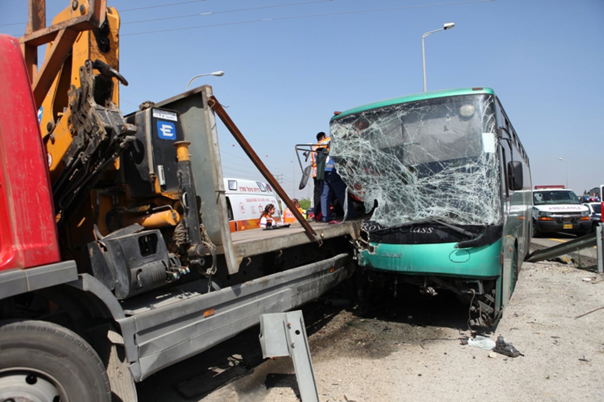 תיעוד מרגעי האימה: נוסעים מחולצים מהאוטובוס המרוסק