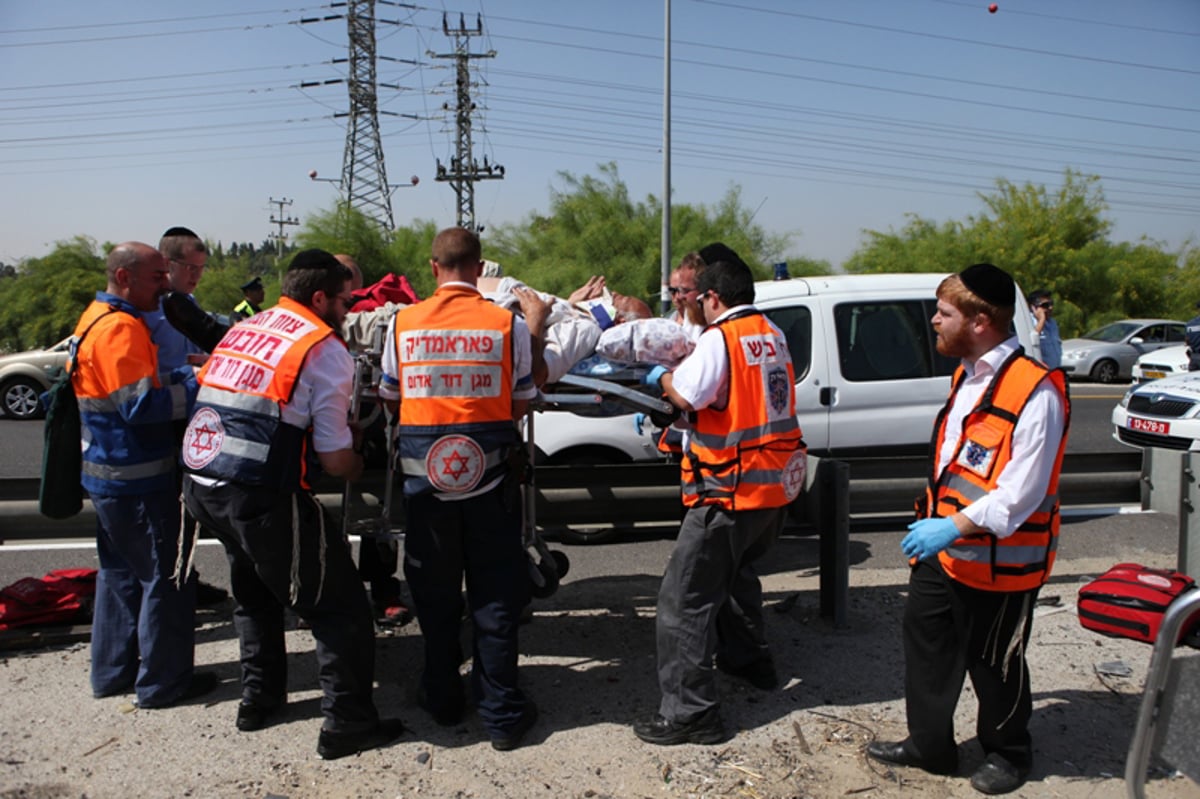 תיעוד מרגעי האימה: נוסעים מחולצים מהאוטובוס המרוסק