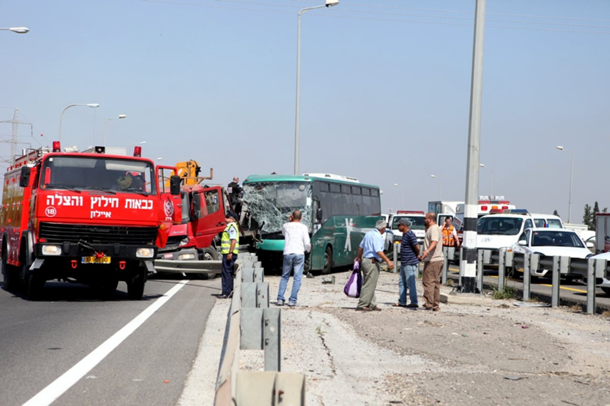 תיעוד מרגעי האימה: נוסעים מחולצים מהאוטובוס המרוסק