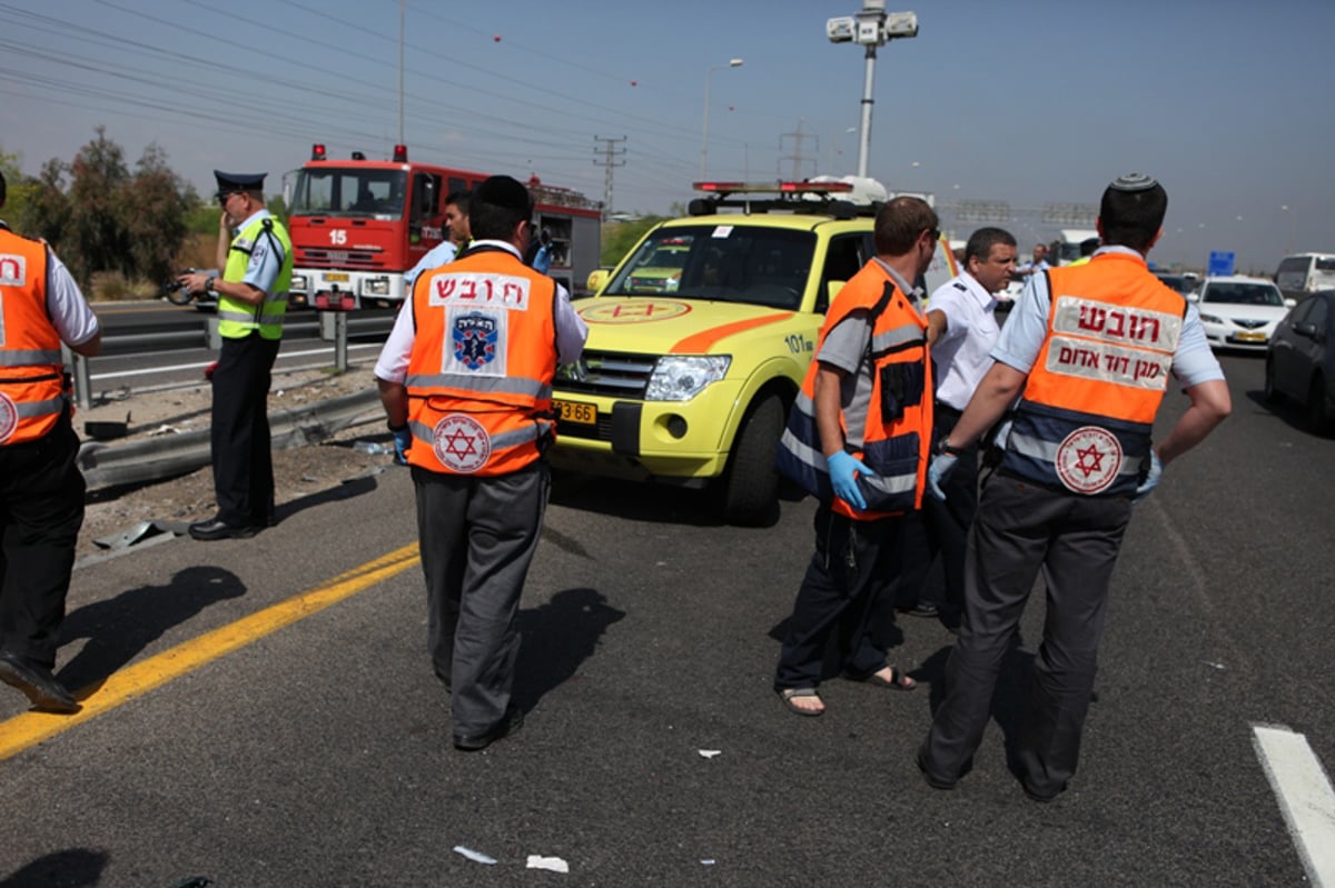 תיעוד מרגעי האימה: נוסעים מחולצים מהאוטובוס המרוסק