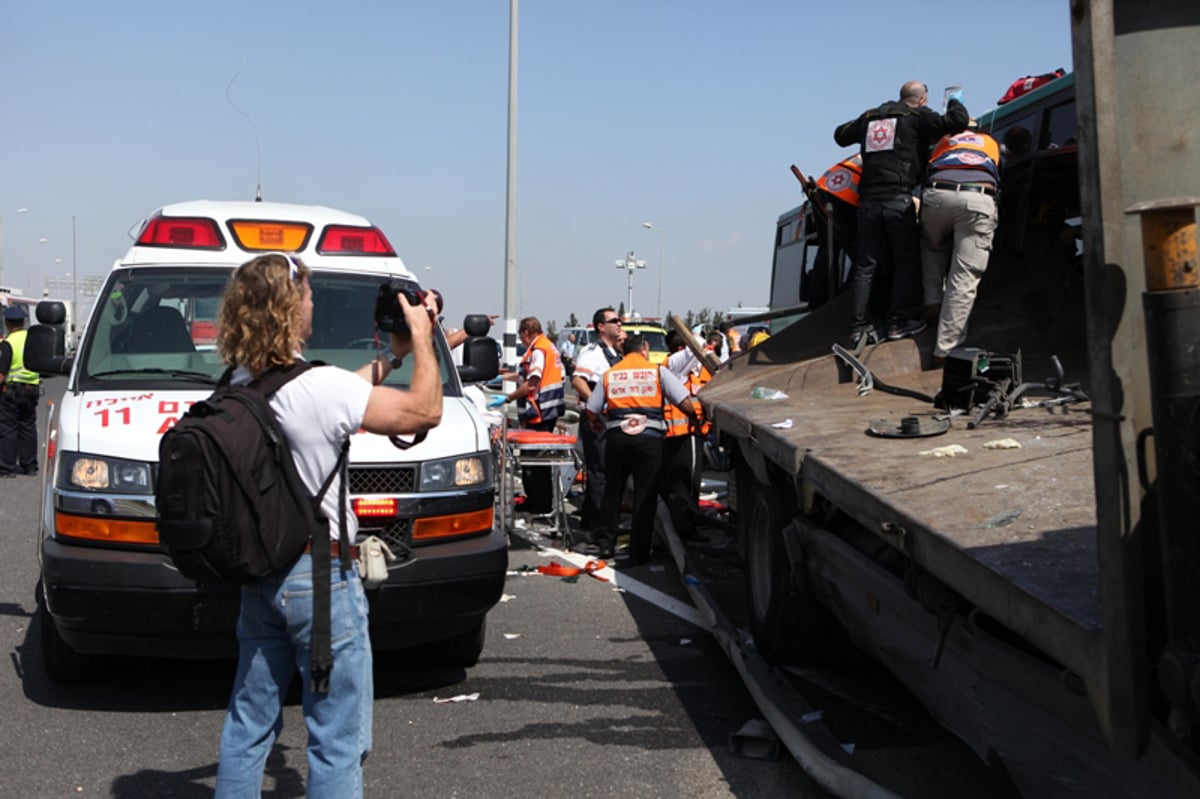 תיעוד מרגעי האימה: נוסעים מחולצים מהאוטובוס המרוסק