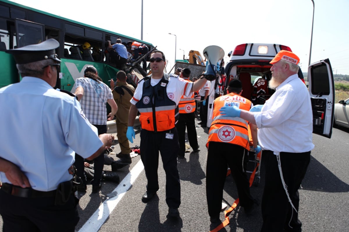 תיעוד מרגעי האימה: נוסעים מחולצים מהאוטובוס המרוסק