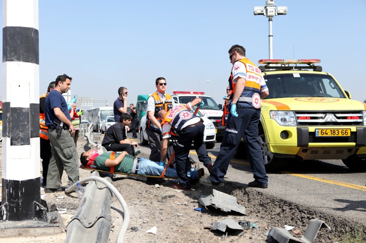 תיעוד מרגעי האימה: נוסעים מחולצים מהאוטובוס המרוסק