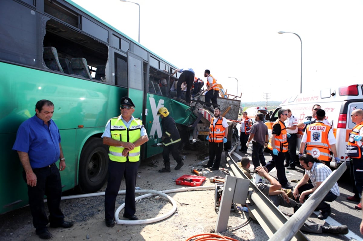 תיעוד מרגעי האימה: נוסעים מחולצים מהאוטובוס המרוסק