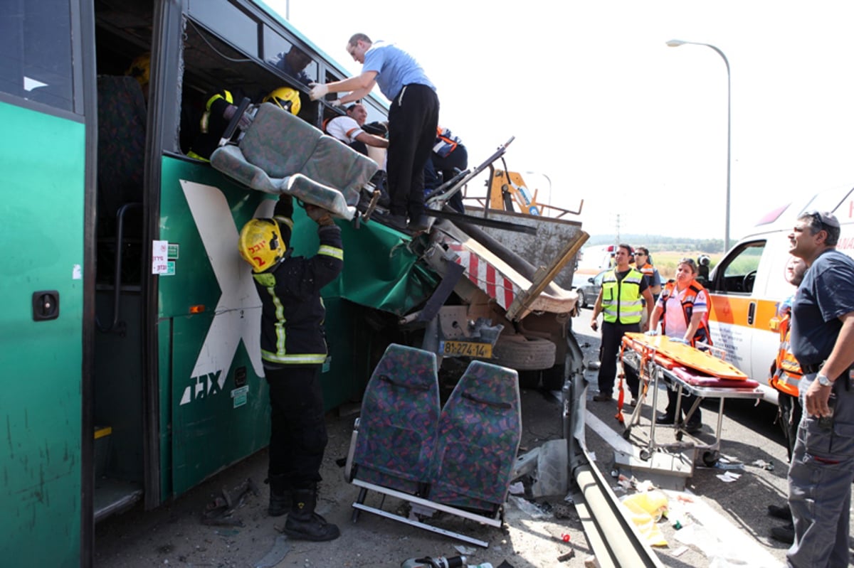 תיעוד מרגעי האימה: נוסעים מחולצים מהאוטובוס המרוסק