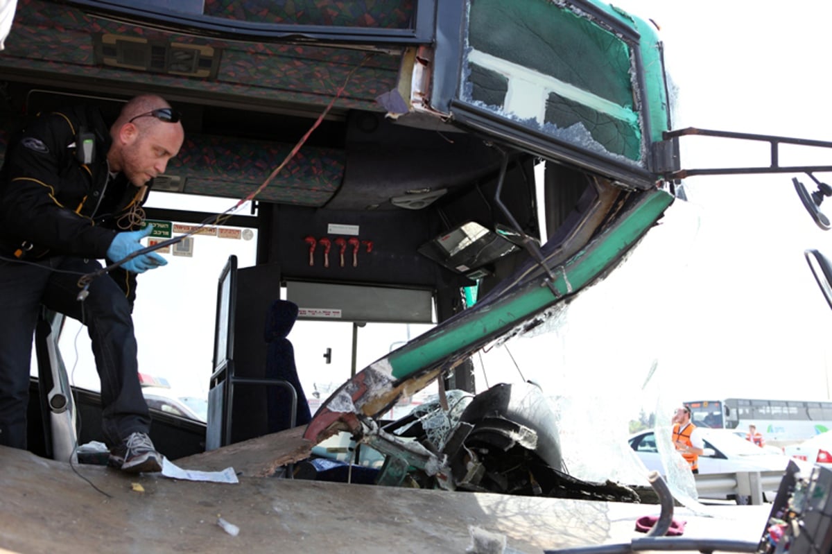 תיעוד מרגעי האימה: נוסעים מחולצים מהאוטובוס המרוסק