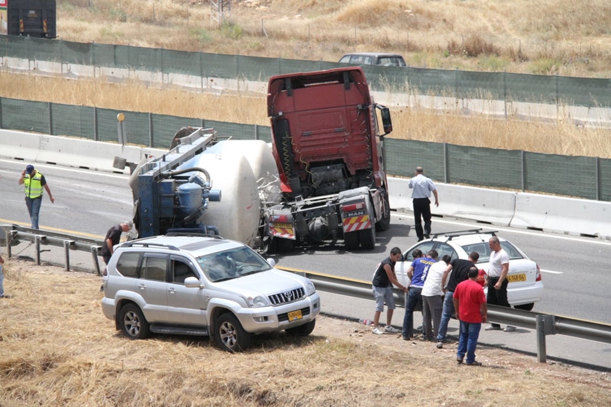 תאונת משאית בכביש 6: הנהגים ניצלו בנס