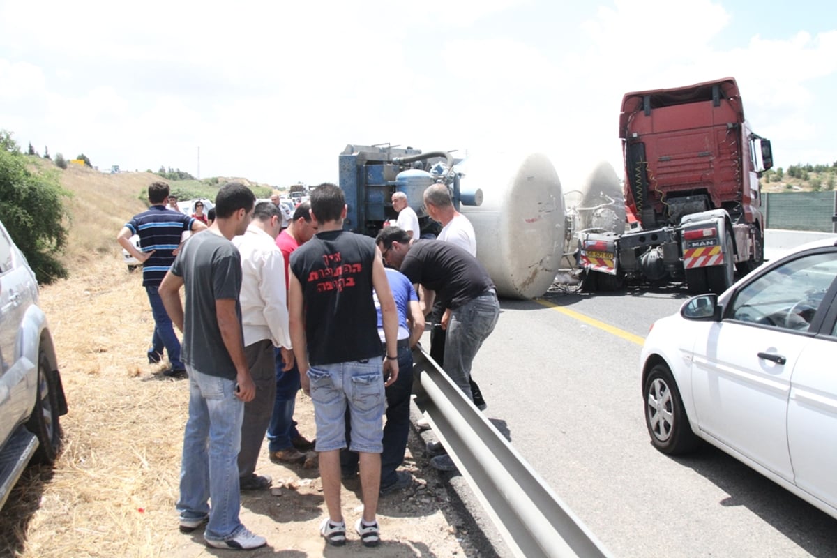 תאונת משאית בכביש 6: הנהגים ניצלו בנס