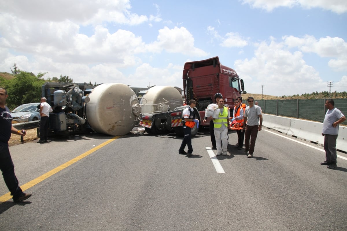 תאונת משאית בכביש 6: הנהגים ניצלו בנס