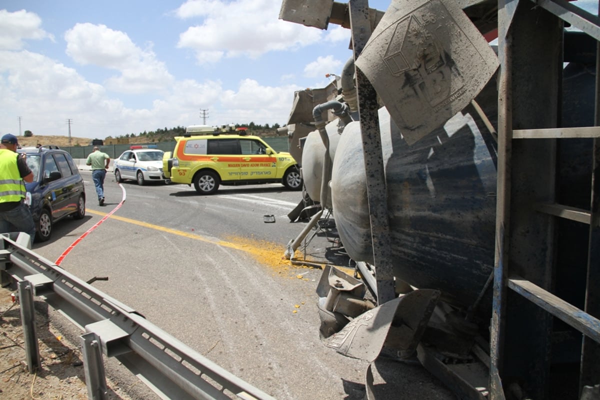 תאונת משאית בכביש 6: הנהגים ניצלו בנס