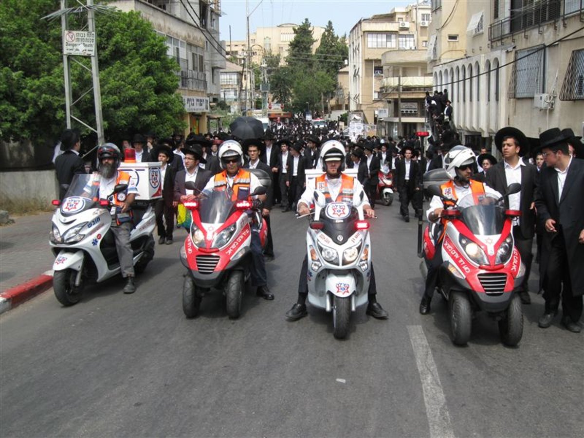 חום כבד: עשרות אלפי בקבוקי שתייה למשתתפי הלווויה