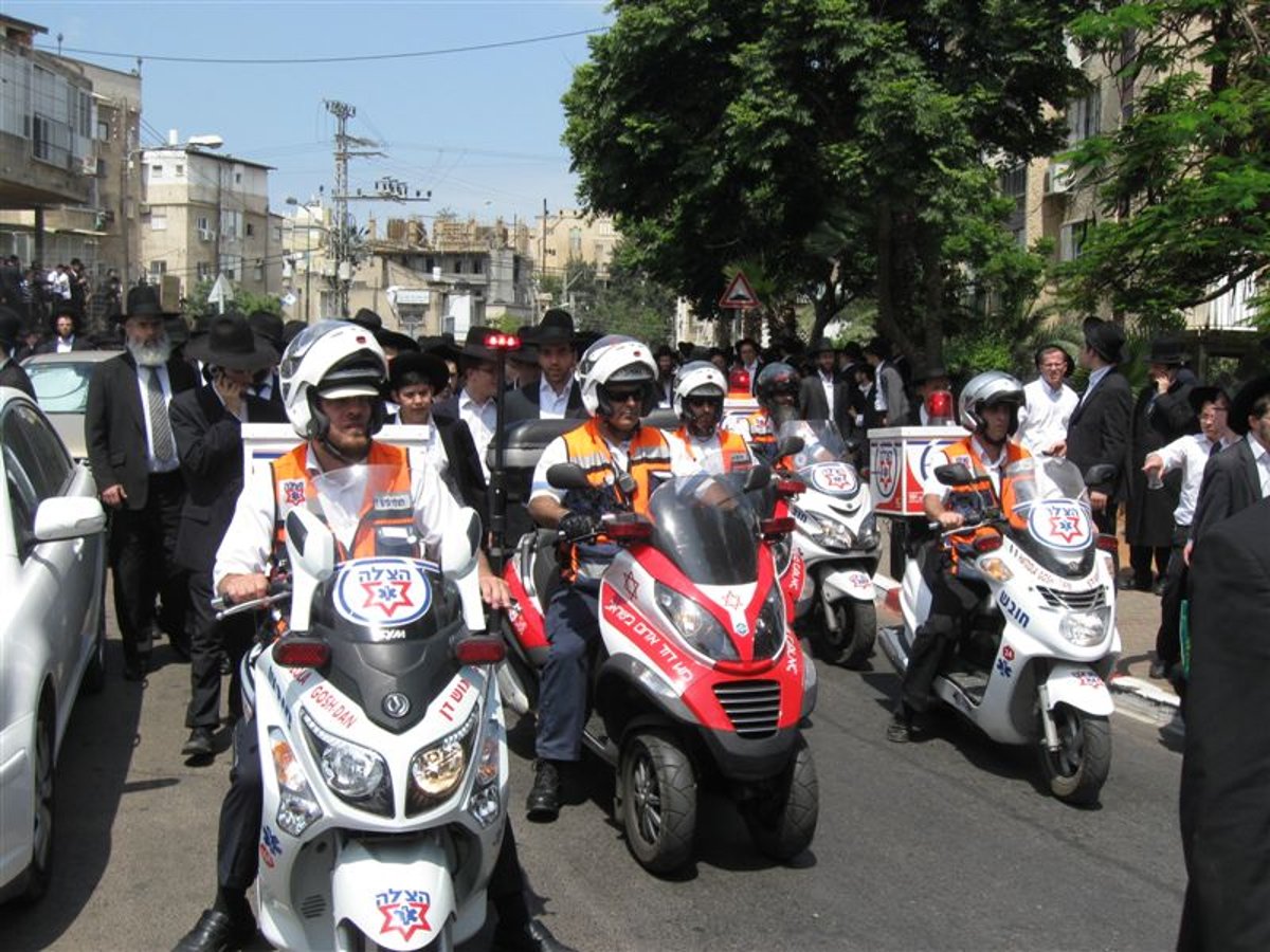 חום כבד: עשרות אלפי בקבוקי שתייה למשתתפי הלווויה