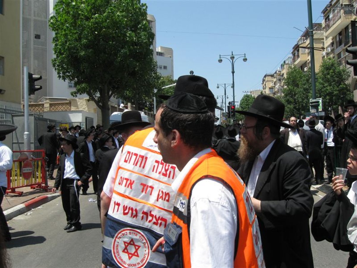 חום כבד: עשרות אלפי בקבוקי שתייה למשתתפי הלווויה