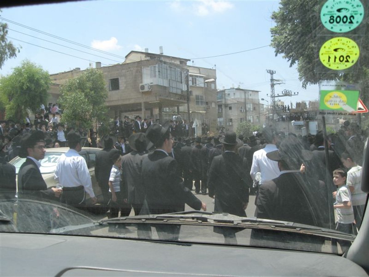 חום כבד: עשרות אלפי בקבוקי שתייה למשתתפי הלווויה