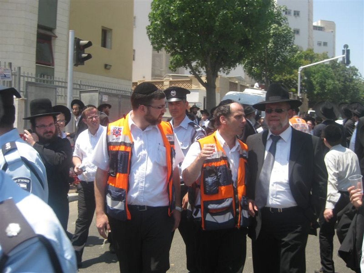 חום כבד: עשרות אלפי בקבוקי שתייה למשתתפי הלווויה