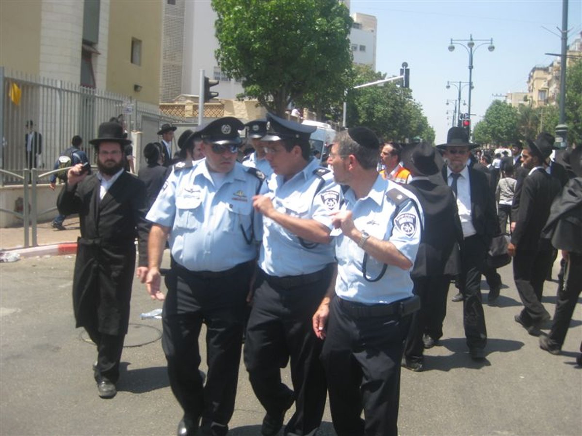 חום כבד: עשרות אלפי בקבוקי שתייה למשתתפי הלווויה