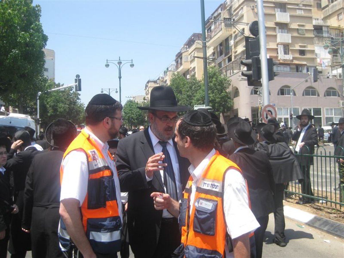 חום כבד: עשרות אלפי בקבוקי שתייה למשתתפי הלווויה