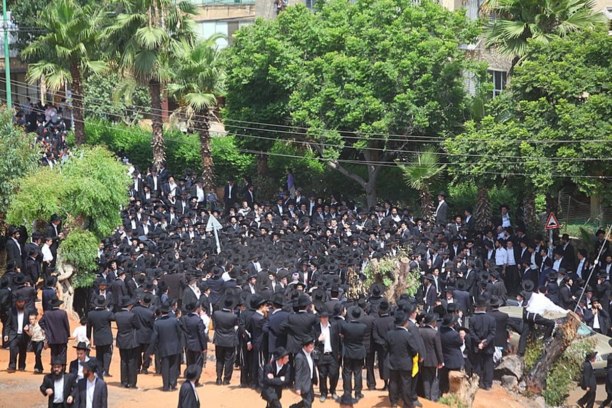 אחר מיטת ראש-הישיבה: ההמונים צעדו ומיררו בבכי