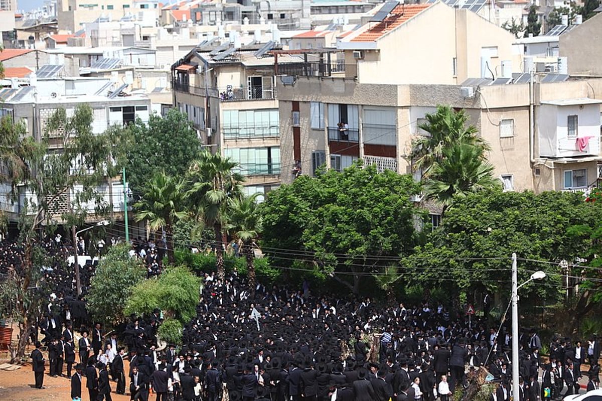 אחר מיטת ראש-הישיבה: ההמונים צעדו ומיררו בבכי