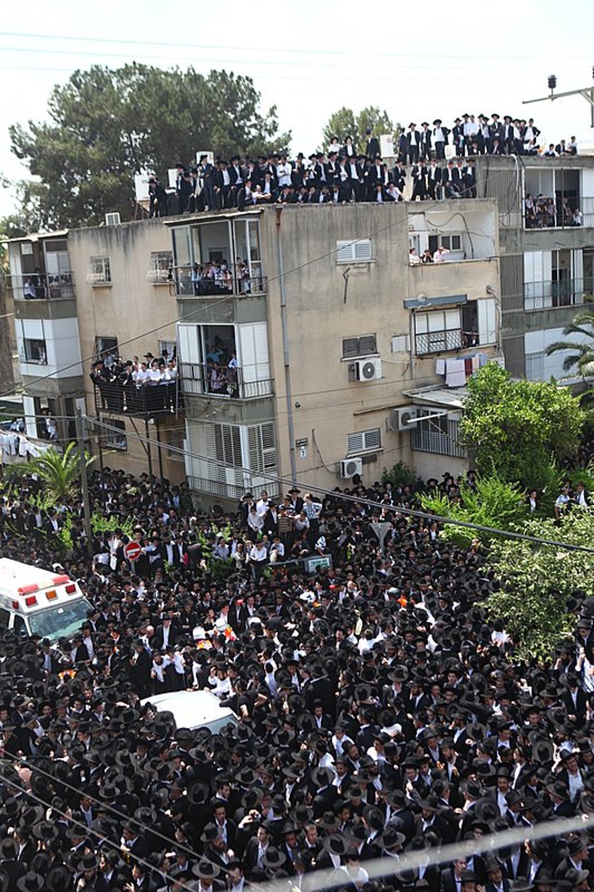 אחר מיטת ראש-הישיבה: ההמונים צעדו ומיררו בבכי