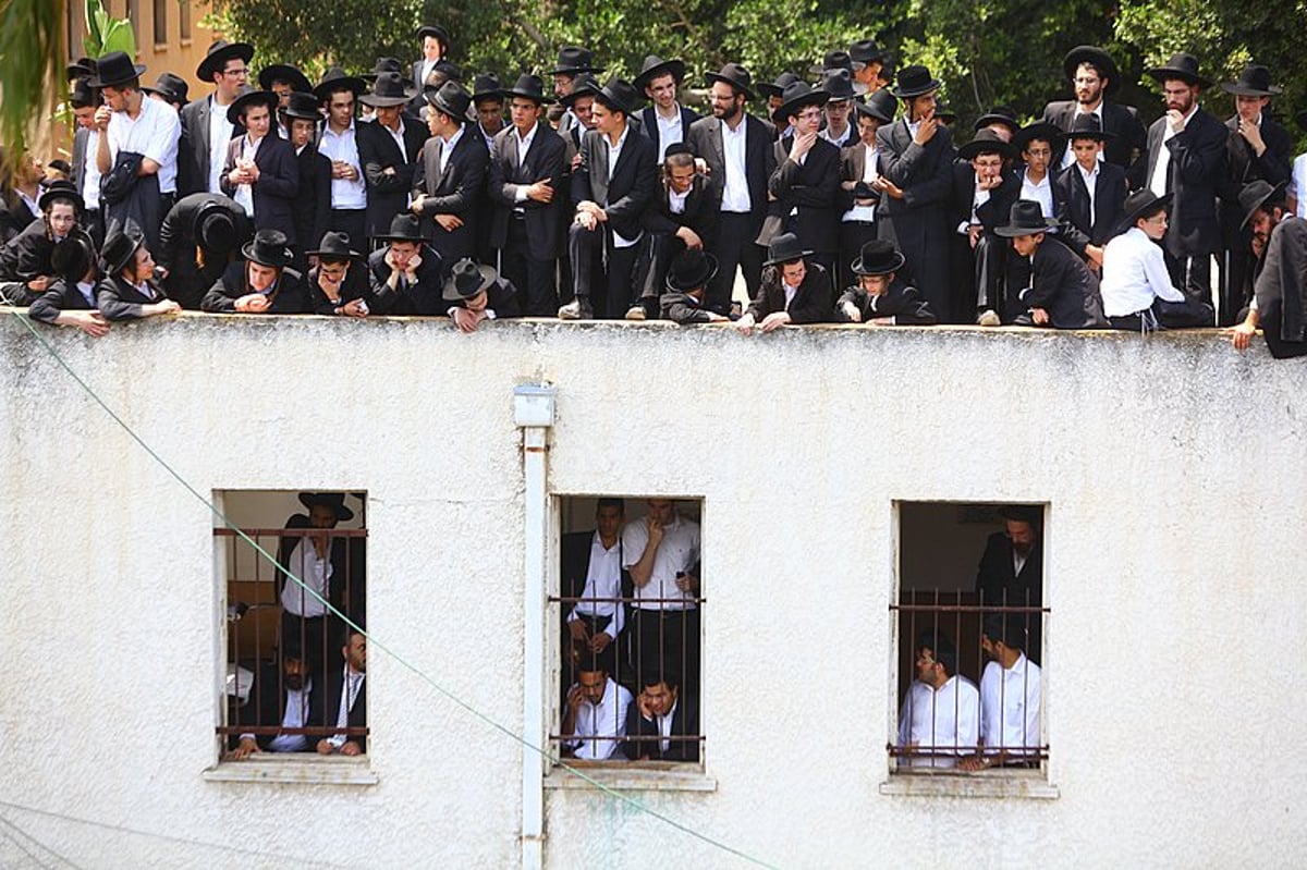 אחר מיטת ראש-הישיבה: ההמונים צעדו ומיררו בבכי