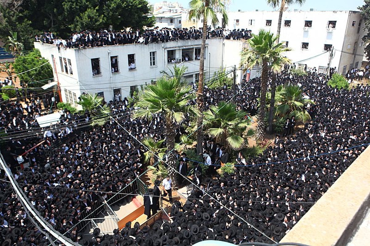 אחר מיטת ראש-הישיבה: ההמונים צעדו ומיררו בבכי