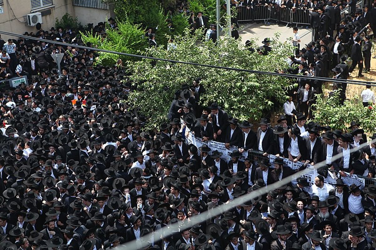 אחר מיטת ראש-הישיבה: ההמונים צעדו ומיררו בבכי