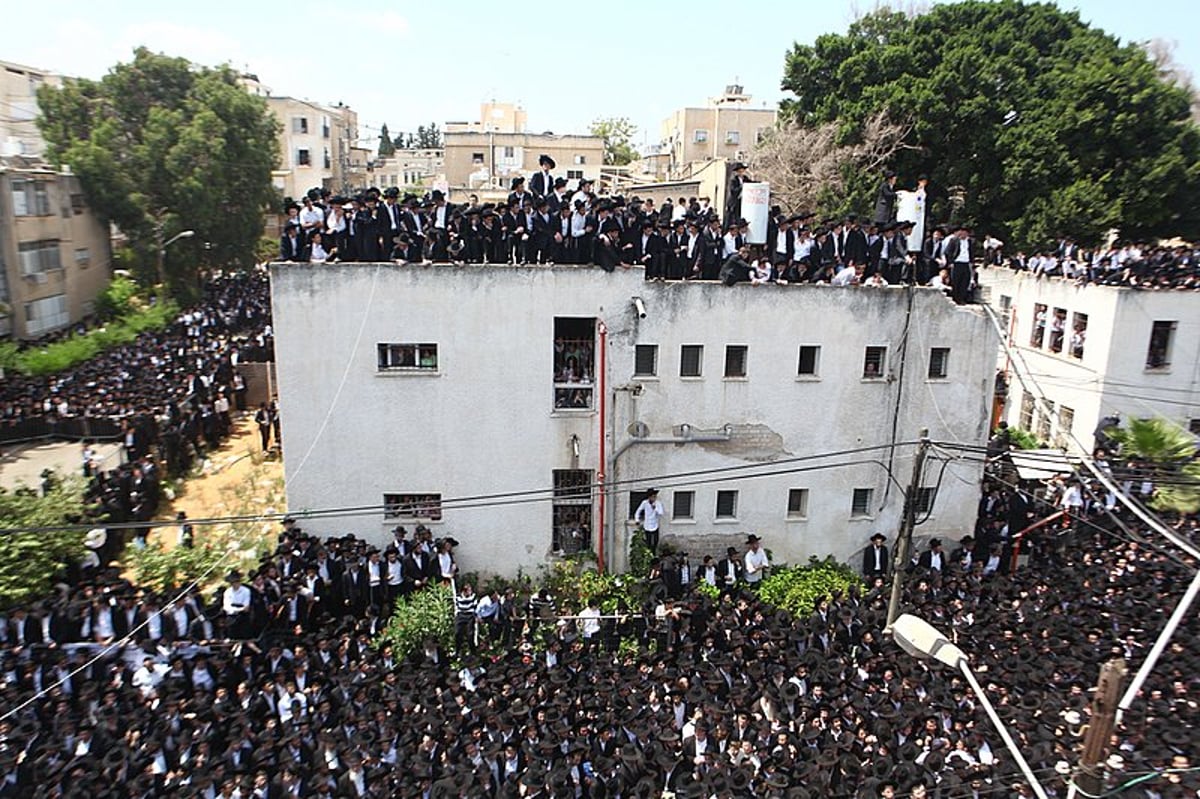 אחר מיטת ראש-הישיבה: ההמונים צעדו ומיררו בבכי